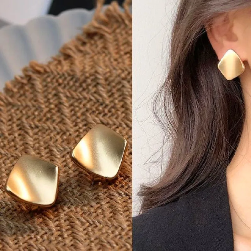 Personality advanced sense irregular fireworks earring temperament 2021 new fashion web celebrity female earring
Personality advanced sense irregular fireworks earring temperament 2021 new fashion web celebrity female earring