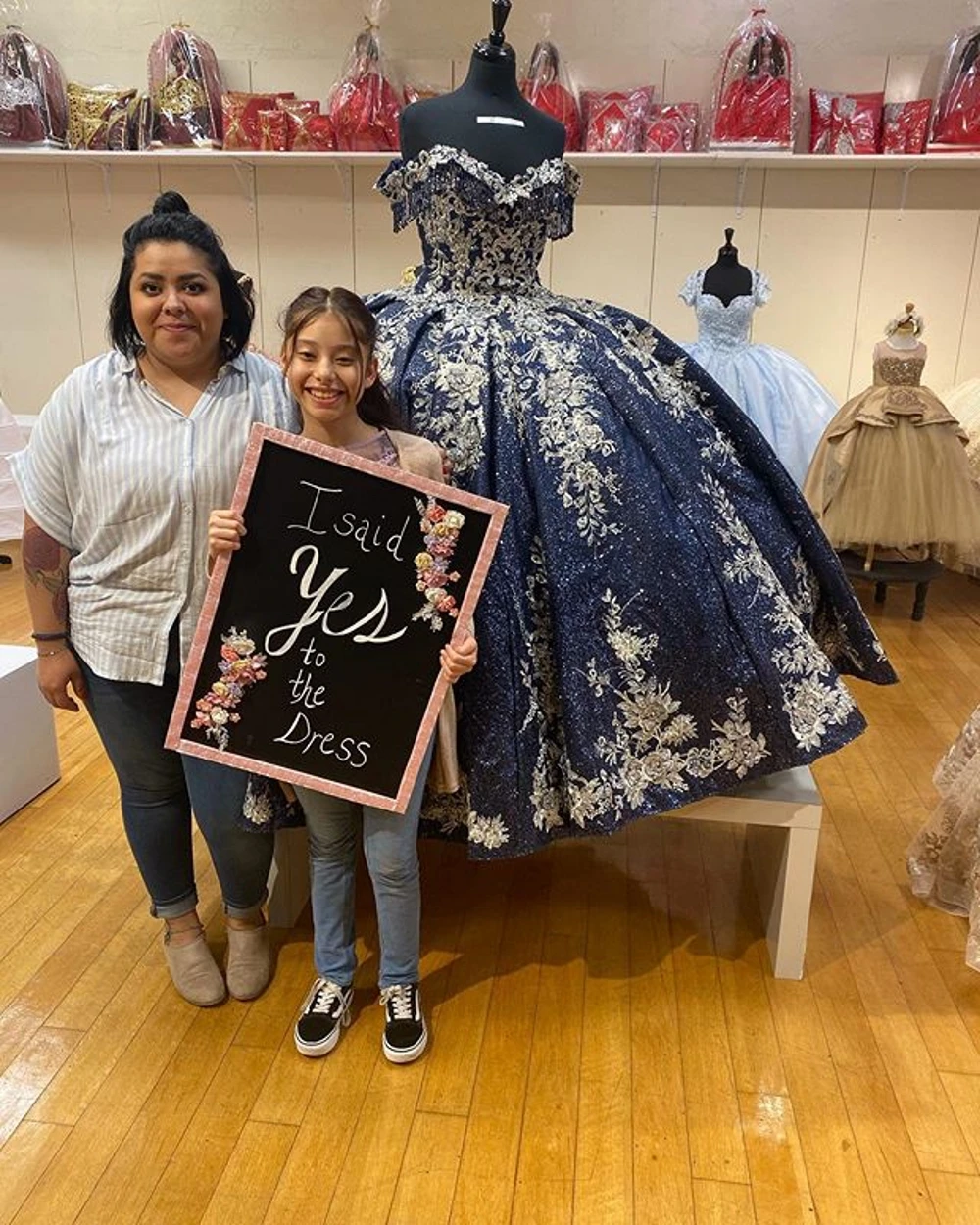 DarK Navy Sequined Ball Gown Quinceanera Dresses Beads Gold Applique Sweetheart Prom Gowns Sweet 16 Dress vestido de 15 anos
DarK Navy Sequined Ball Gown Quinceanera Dresses Beads Gold Applique Sweetheart Prom Gowns Sweet 16 Dress vestido de 15 anos