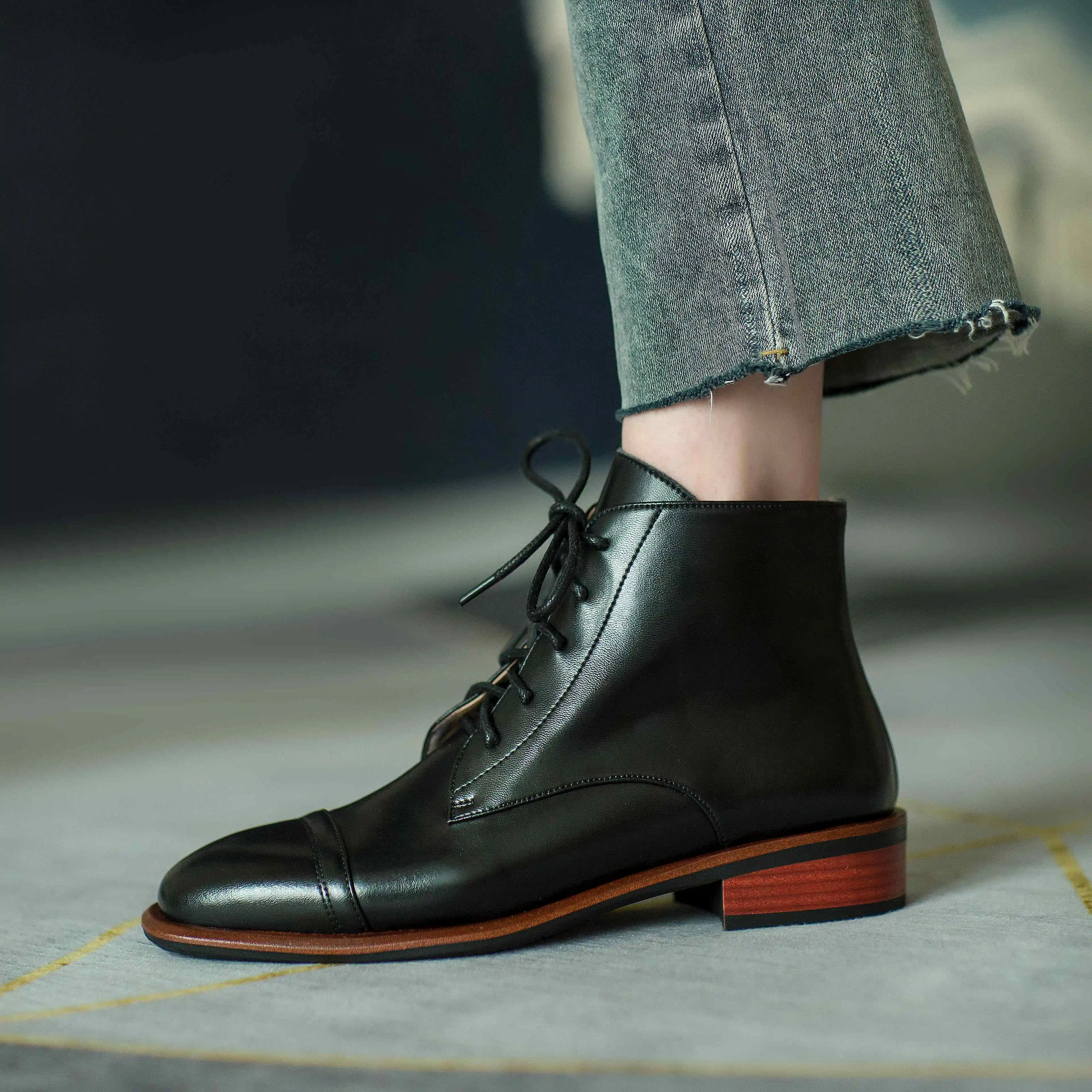 Lenkisen short boots natural leather british design vintage square toe thick med heel zipper recommend all-match ankle boots L77
Lenkisen short boots natural leather british design vintage square toe thick med heel zipper recommend all-match ankle boots L77