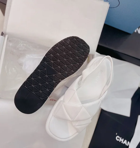2021 summer diamond lattice cross strap bread sandals leather platform sandals women's heightened sandals and slippers
2021 summer diamond lattice cross strap bread sandals leather platform sandals women's heightened sandals and slippers