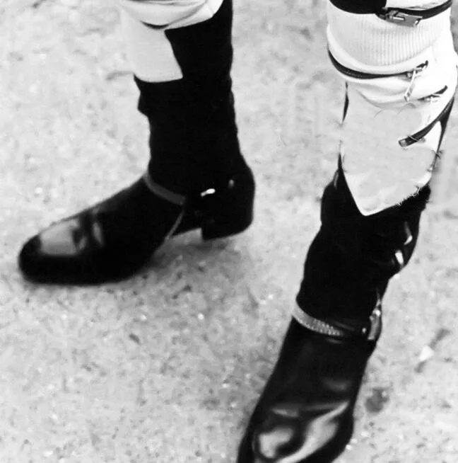 Коричневые шипы украшенные ремешком с пряжкой модные брендовые ботинки ручной