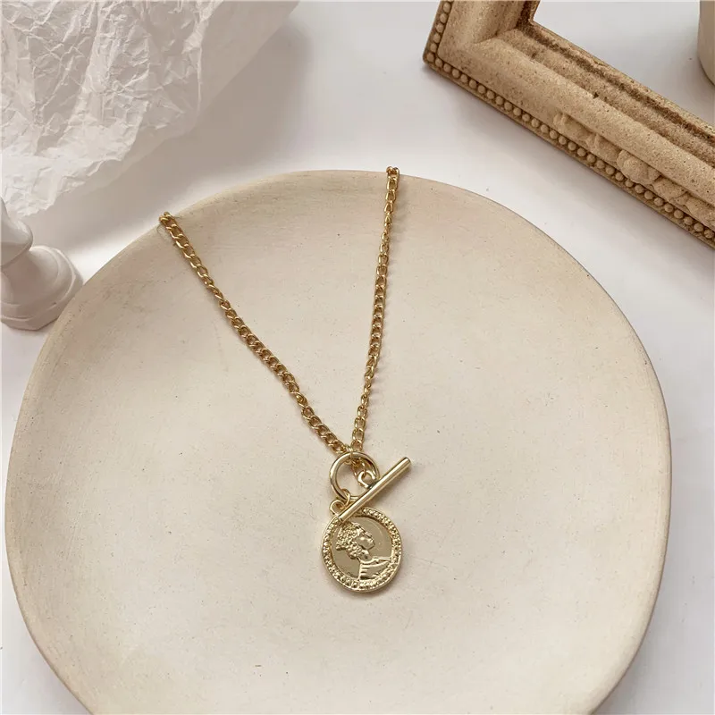 New Vintage Queen Coin Head Short Clavicle Chain Metal Chain Necklace For Women Choker Party Jewelry Black Enamel Statue Coin
New Vintage Queen Coin Head Short Clavicle Chain Metal Chain Necklace For Women Choker Party Jewelry Black Enamel Statue Coin