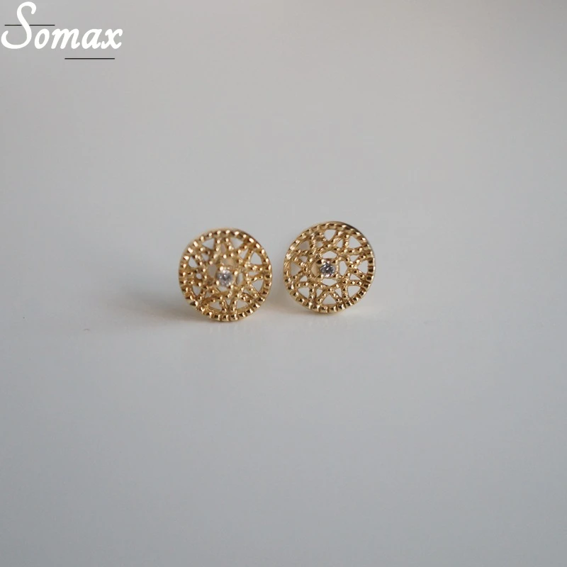 925 Sterling Silver Plating 14K Gold Cake Edge Inlaid Crystal Stud Earrings Women Hollow Out Fashion Party Jewelry Accessories
925 Sterling Silver Plating 14K Gold Cake Edge Inlaid Crystal Stud Earrings Women Hollow Out Fashion Party Jewelry Accessories