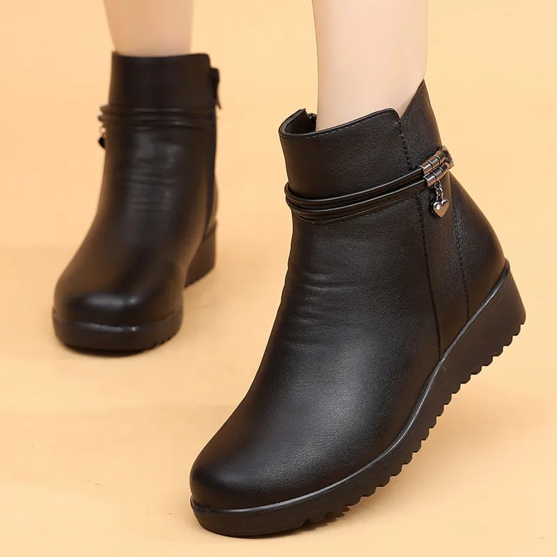 Winter snow women's short boots low-heeled plush leather boots plus size middle-aged mother women's cotton shoes plush boots
Winter snow women's short boots low-heeled plush leather boots plus size middle-aged mother women's cotton shoes plush boots