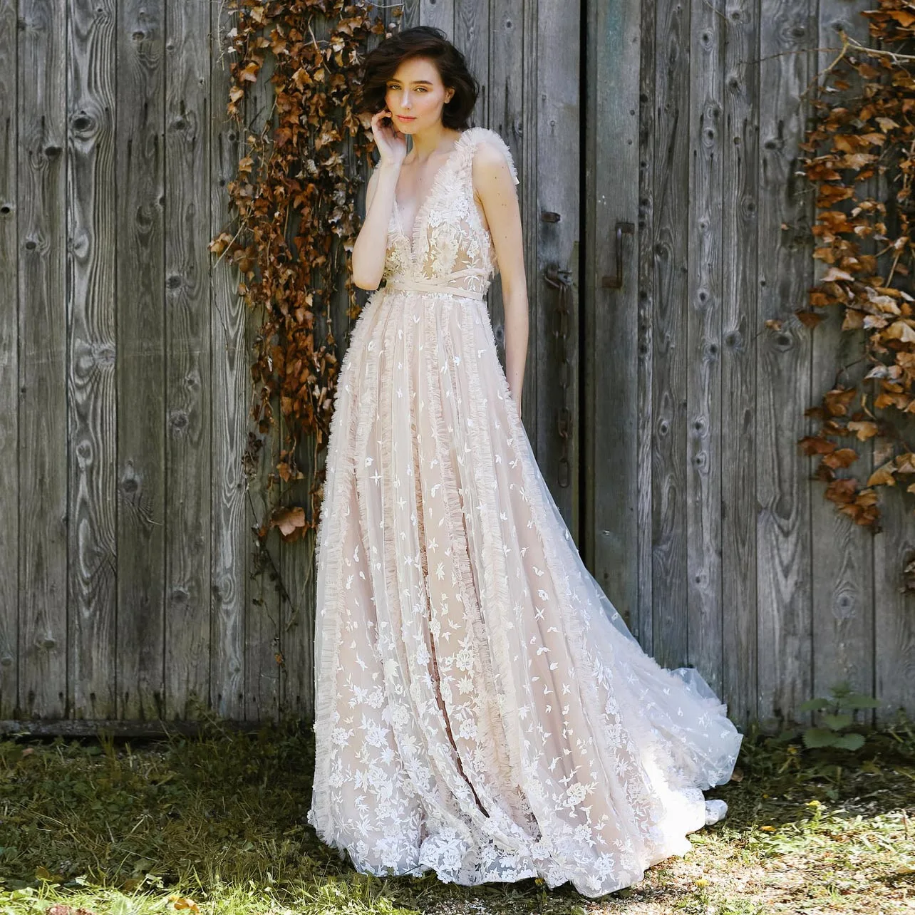 Deep V-Neck Tulle Dress Champagne Bridal Dress With Long Train Floral Print Wedding Dress Draped Tulle Dresses With Zipper
Deep V-Neck Tulle Dress Champagne Bridal Dress With Long Train Floral Print Wedding Dress Draped Tulle Dresses With Zipper