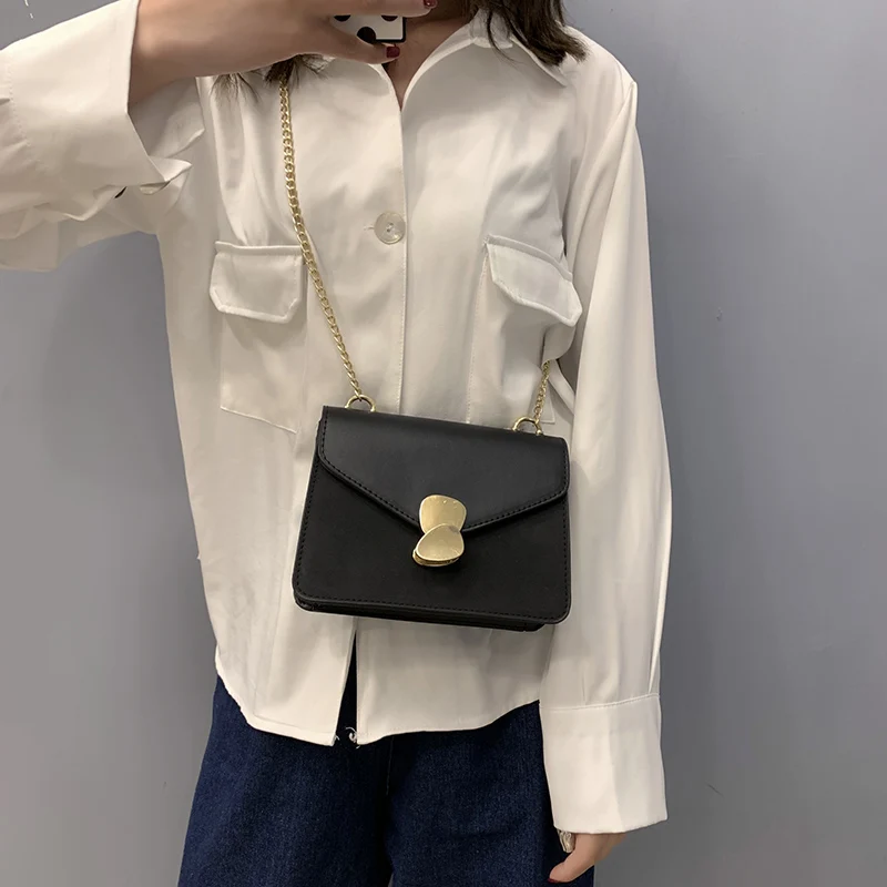 New Korean version of Joker fashion retro simple lock small square bag
New Korean version of Joker fashion retro simple lock small square bag