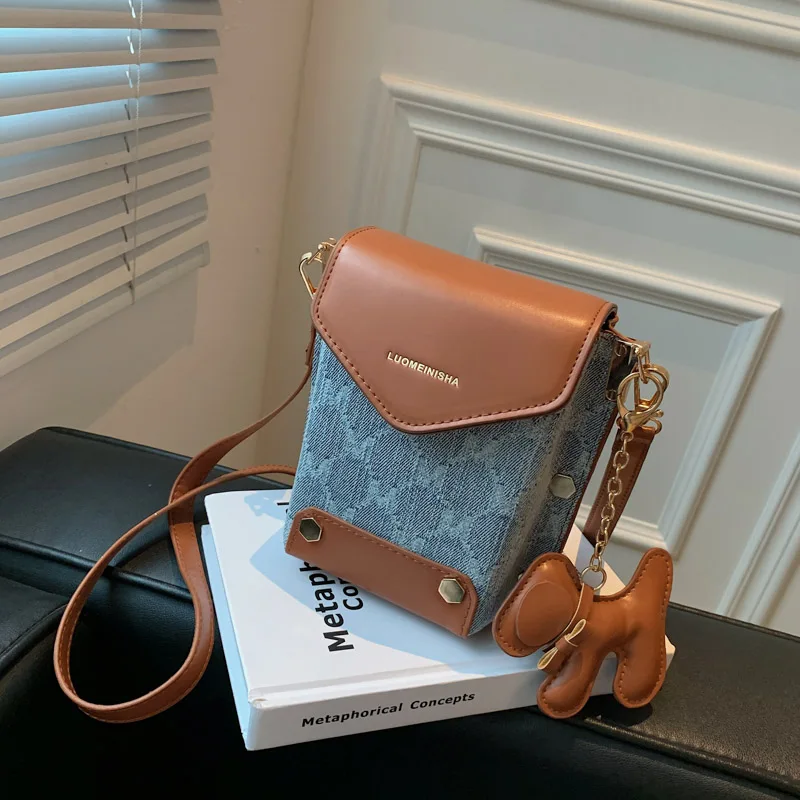Box Shape Doll Pendant Leather Women's Shoulder Bags Fashion Designer Handbags Luxury Brand Ladies Messenger Bag Casual Totes
Box Shape Doll Pendant Leather Women's Shoulder Bags Fashion Designer Handbags Luxury Brand Ladies Messenger Bag Casual Totes