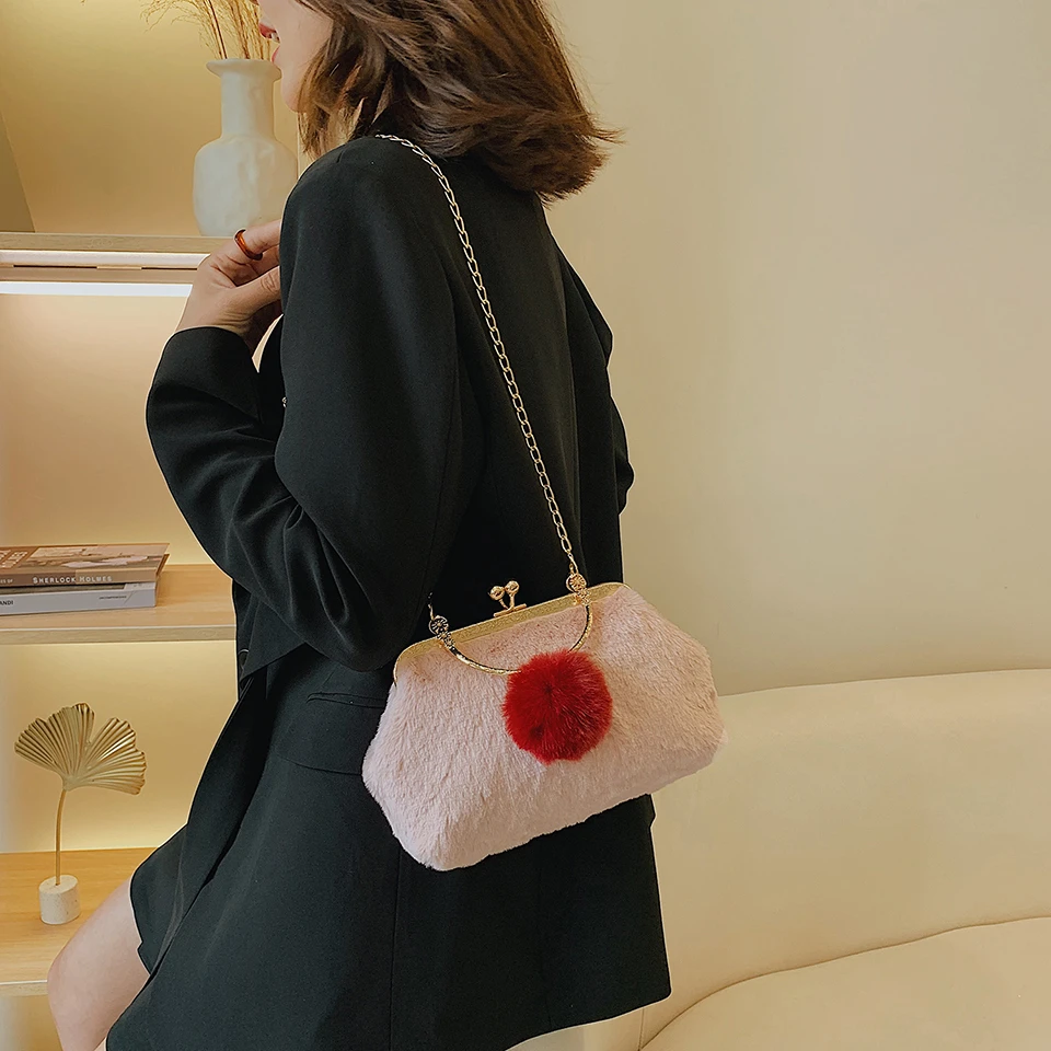 New ladies metal handle plush handbag fashion clip buckle hit color faux fur shell bag banquet female bag wedding decoration bag
New ladies metal handle plush handbag fashion clip buckle hit color faux fur shell bag banquet female bag wedding decoration bag