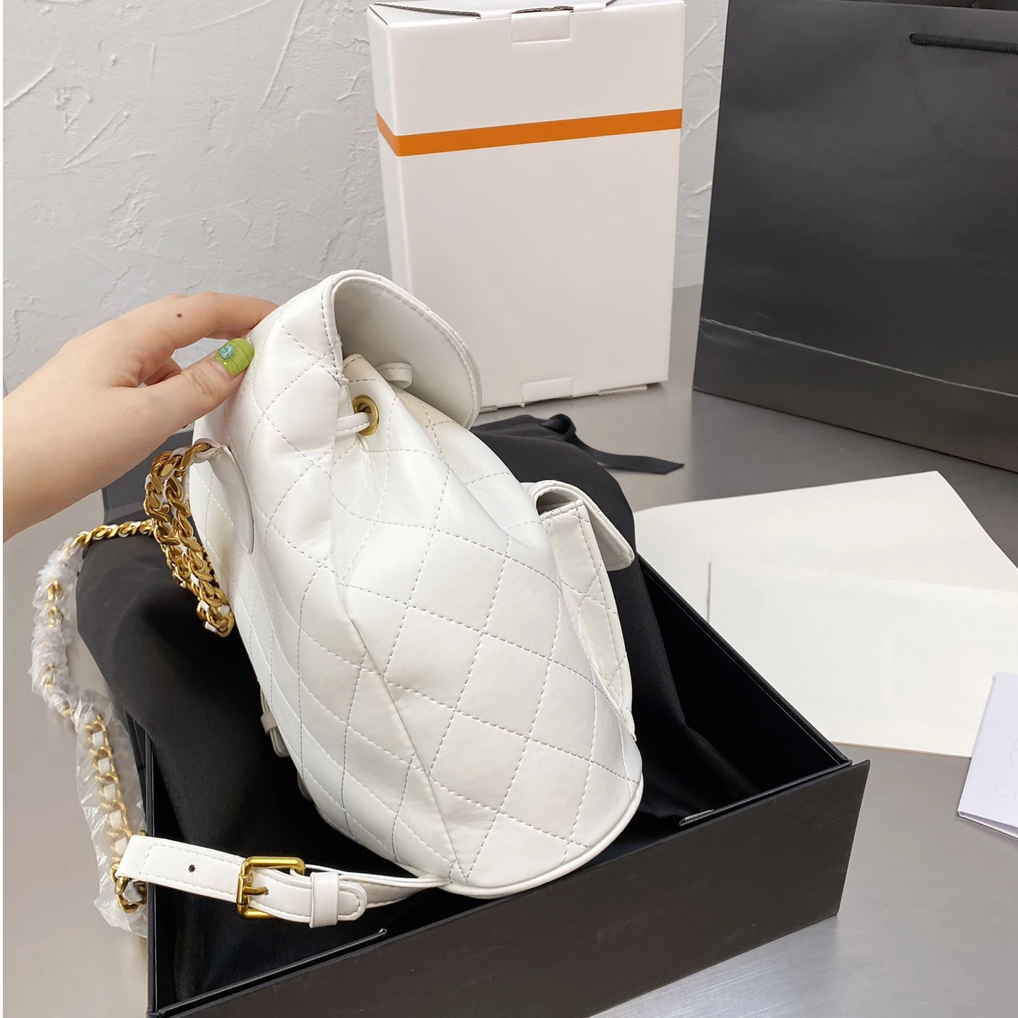 2021 New Ladies Backpack Luxury Designer Chain Bag Pure Color High Quality Diamond Lattice Leather Travel Bag
2021 New Ladies Backpack Luxury Designer Chain Bag Pure Color High Quality Diamond Lattice Leather Travel Bag