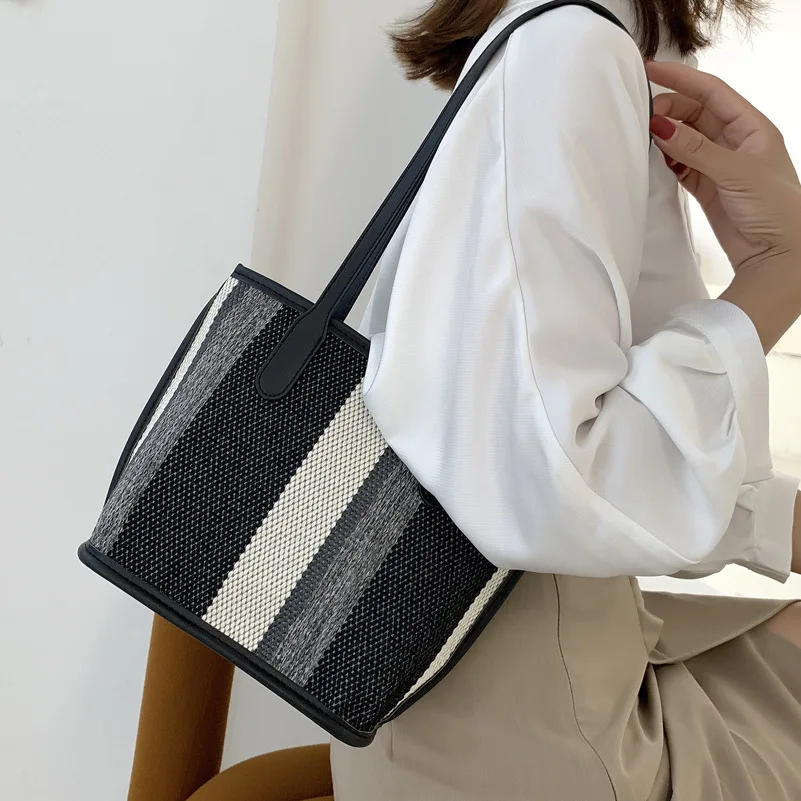 High-quality Ladies Large-capacity Striped Shoulder Bag2021Early Autumn New Fashion Shoulder Bag Simple Casual Portable Tote Bag 
High-quality Ladies Large-capacity Striped Shoulder Bag2021Early Autumn New Fashion Shoulder Bag Simple Casual Portable Tote Bag