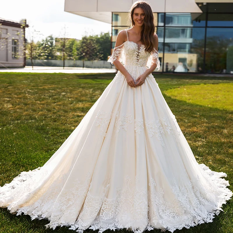 Luxury Wedding Dresses Spaghetti Strap Boat Neck Lace Applique Glamorous Gowns Handmade Beaded Robe de mariée Court Train
Luxury Wedding Dresses Spaghetti Strap Boat Neck Lace Applique Glamorous Gowns Handmade Beaded Robe de mariée Court Train