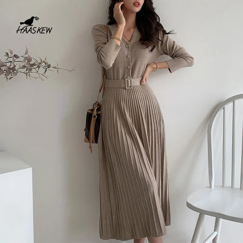 Женское трикотажное платье-свитер средней длины, с поясом 
Женское трикотажное платье-свитер средней длины, с поясом