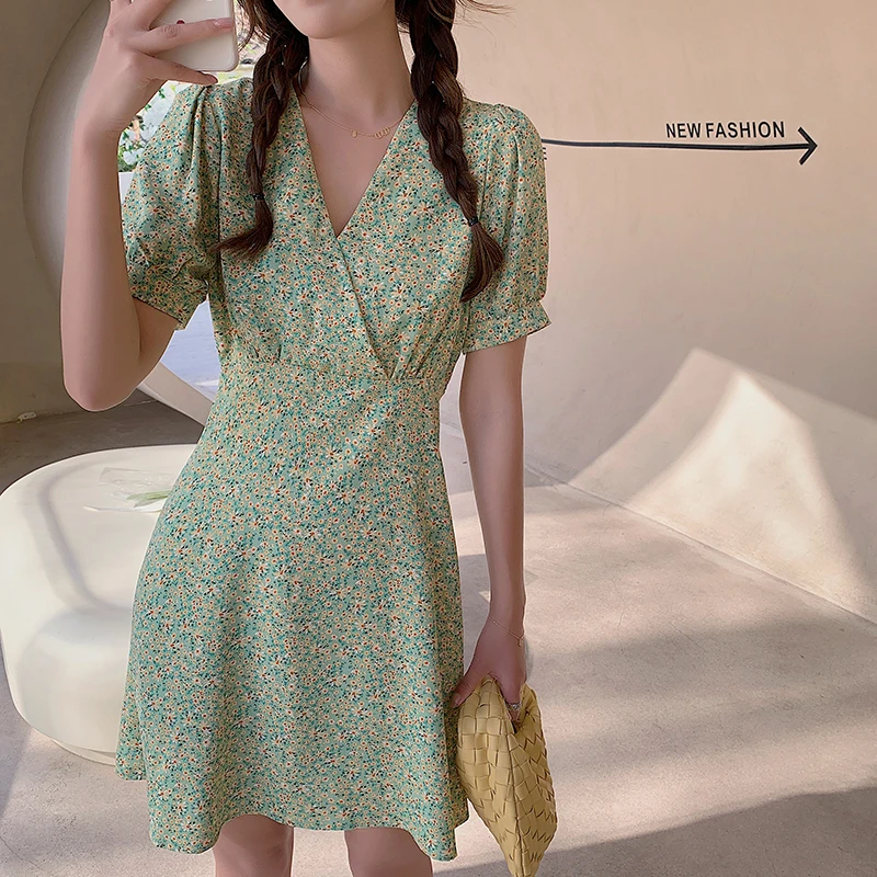 Women Summer V Neck Floral Print Boho Beach Dress Short Sleeve A Line Mini Sundress
Women Summer V Neck Floral Print Boho Beach Dress Short Sleeve A Line Mini Sundress