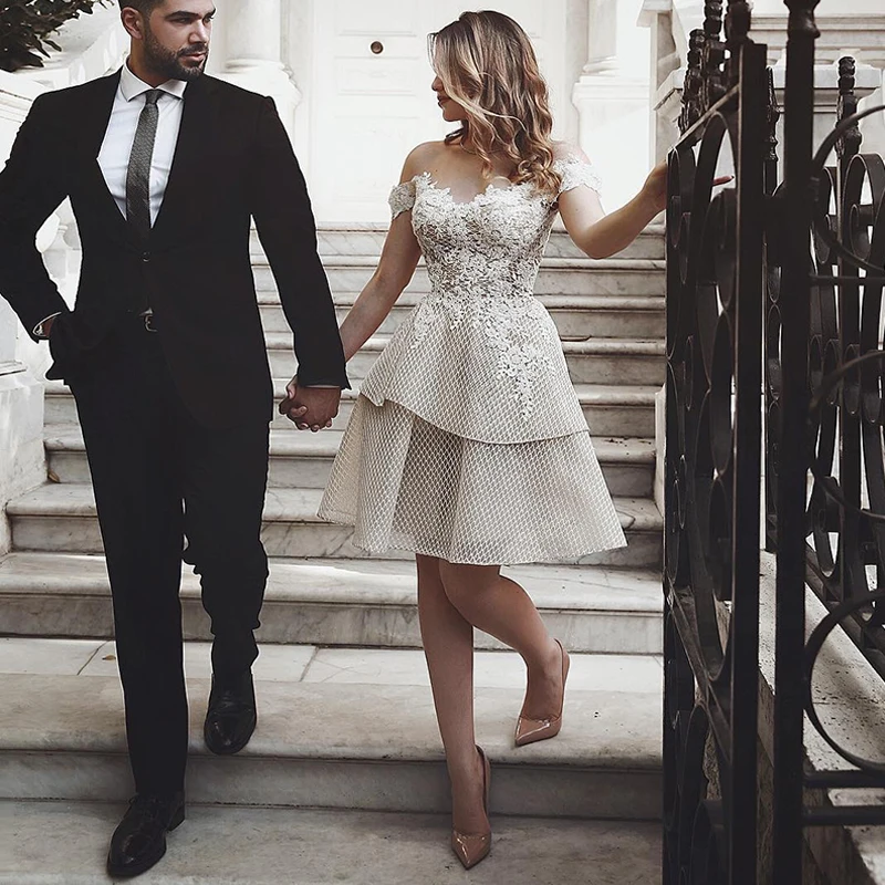 2022 Short Wedding Dresses Off the Shoulder Lace Appliqued Bridal Dress A Line Vintage Knee Length Wedding Gowns
2022 Short Wedding Dresses Off the Shoulder Lace Appliqued Bridal Dress A Line Vintage Knee Length Wedding Gowns