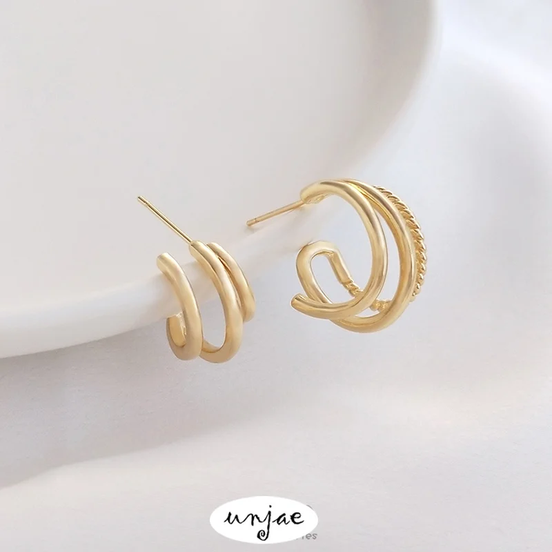 14K gold-covered three-ring earrings S925 silver needle ear acupuncture C hoop earrings
14K gold-covered three-ring earrings S925 silver needle ear acupuncture C hoop earrings