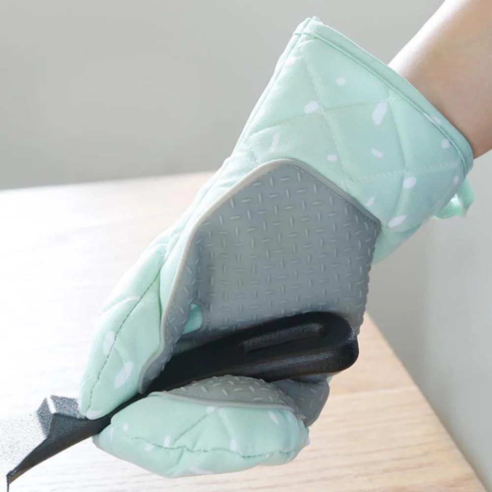 A Pair of Heat Resistant Microwave Oven Golves Thicken Fabric Non-slip Silicone Oven Mitts Kitchen Baking Oven )
A Pair of Heat Resistant Microwave Oven Golves Thicken Fabric Non-slip Silicone Oven Mitts Kitchen Baking Oven )
