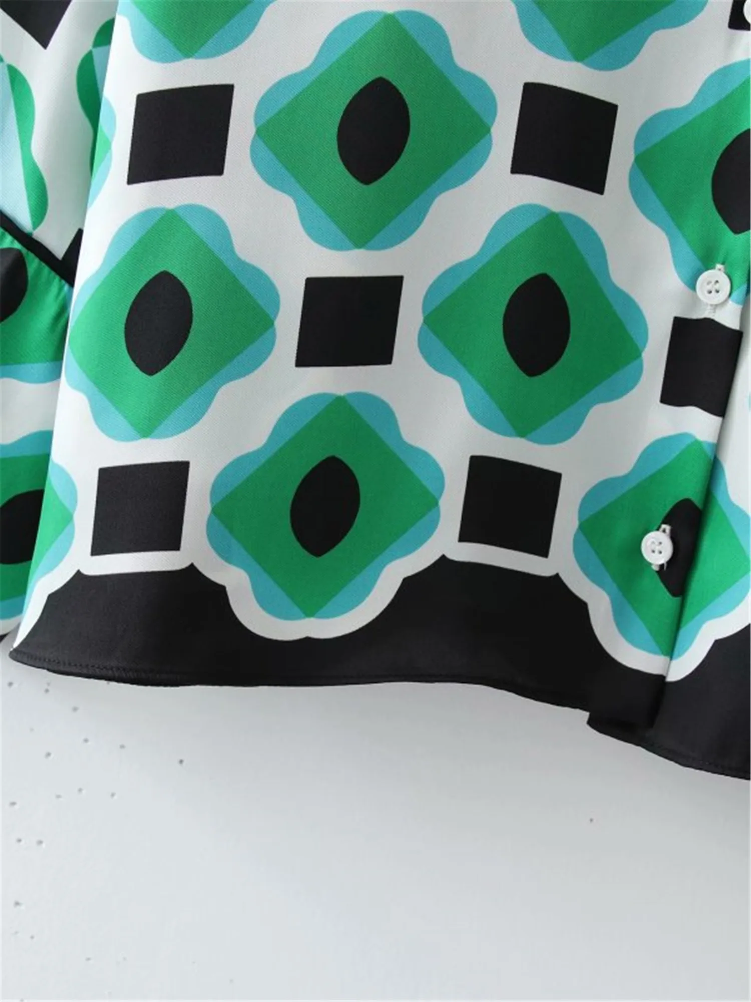 Summer New Womens Tops Shirt Geometric Print Color Match Casual Loose Shirt Female Long Sleeve Blouse Roupas Chic Blusas 2021
Summer New Womens Tops Shirt Geometric Print Color Match Casual Loose Shirt Female Long Sleeve Blouse Roupas Chic Blusas 2021