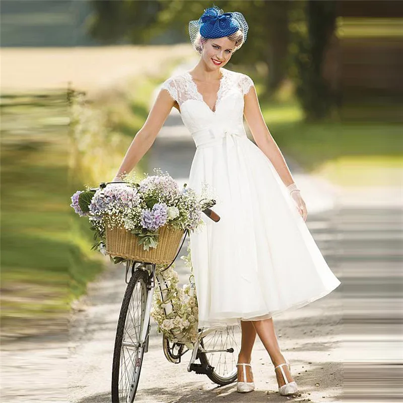 V-Neck Lace Appliques Short Sleeves Tea Length Wedding Dress 2020 Short Bridal Gowns Vintage Spring Custom Buttons Back
V-Neck Lace Appliques Short Sleeves Tea Length Wedding Dress 2020 Short Bridal Gowns Vintage Spring Custom Buttons Back