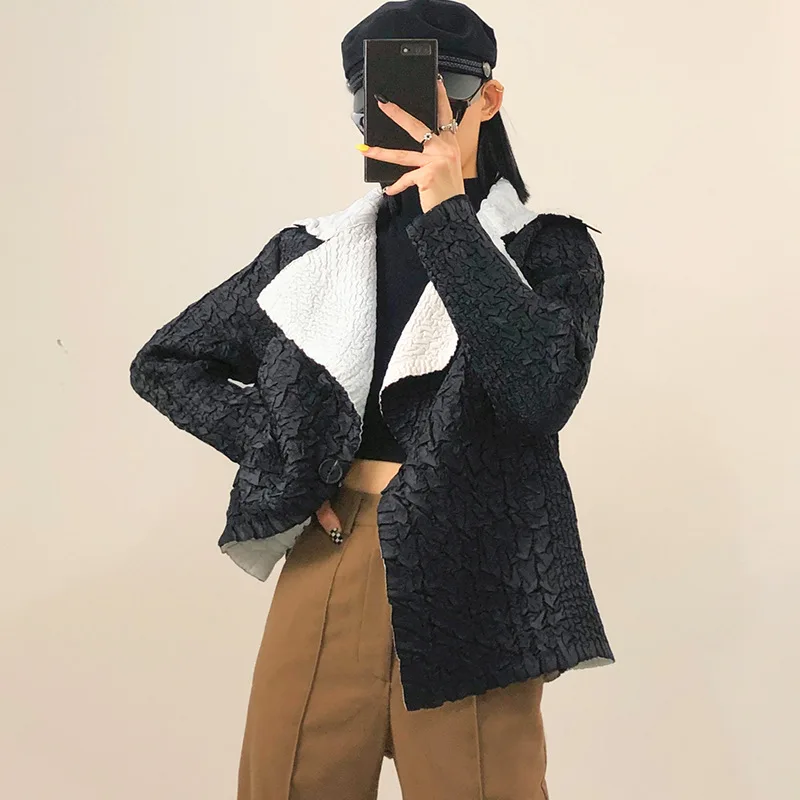 Женское дизайнерское плотное пальто Miyake, новое модное Плиссированное короткое плотное пальто с лацканами и бантом на осень и зиму
Женское дизайнерское плотное пальто Miyake, новое модное Плиссированное короткое плотное пальто с лацканами и бантом на осень и зиму