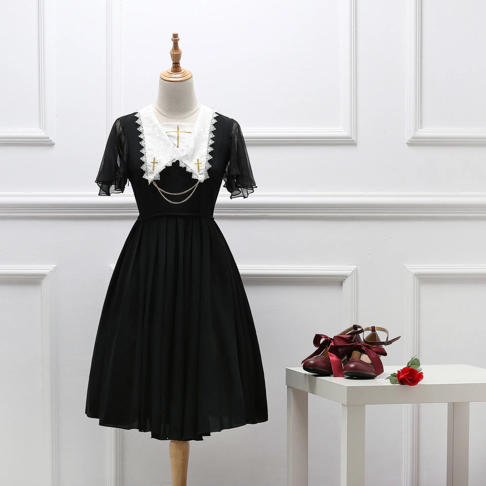 High Quality Classic Elegant Embroidery Patchwork Lolita Sweet Peter Pan Collar Chiffon Dress Women Medieval Costumes Black Red
High Quality Classic Elegant Embroidery Patchwork Lolita Sweet Peter Pan Collar Chiffon Dress Women Medieval Costumes Black Red