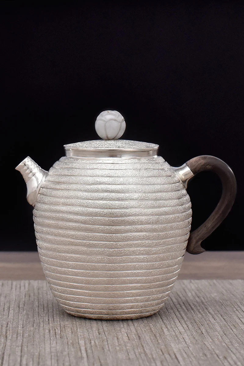 Ag999 Sterling Silver Teapot Hand-Forged Kitchen Utensils Built-in Filter Sandalwood Handle Handmade Coffee Tea Pot
Ag999 Sterling Silver Teapot Hand-Forged Kitchen Utensils Built-in Filter Sandalwood Handle Handmade Coffee Tea Pot