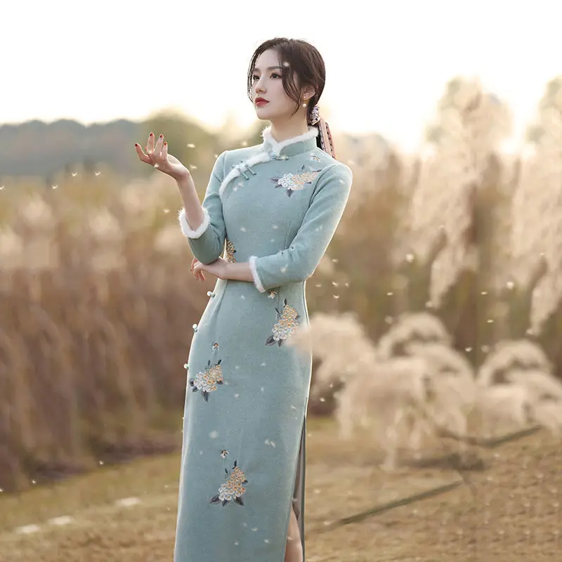 Women Woolen Chinese Dress Warm Slim Embroidery Flowers Cheongsam Retro Vintage Button Qipao Fur Mandarin Collar Vestidos 
Women Woolen Chinese Dress Warm Slim Embroidery Flowers Cheongsam Retro Vintage Button Qipao Fur Mandarin Collar Vestidos