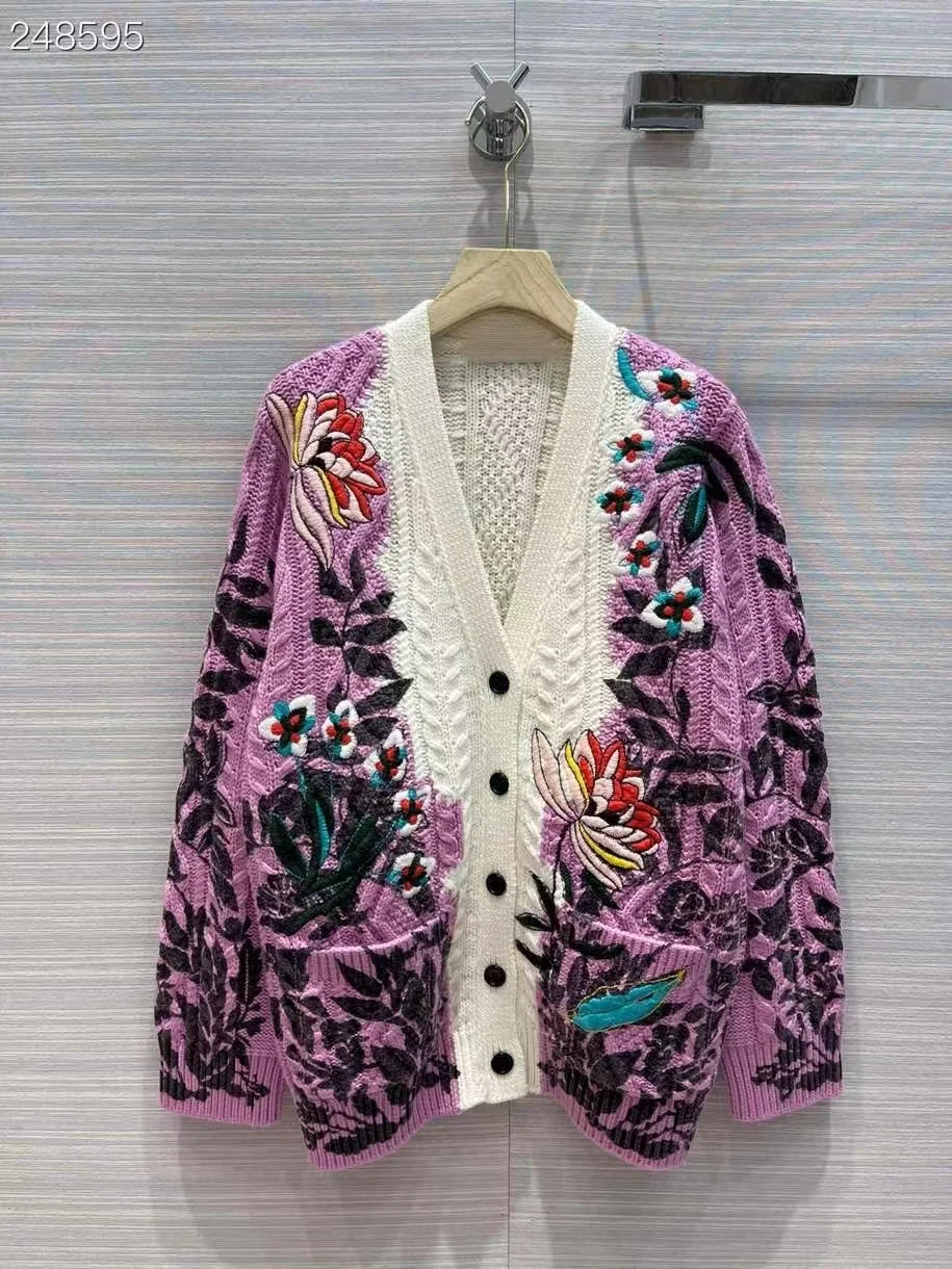 2021 Runway Designer Wool Cardigan Women Sweater Embroidery Jumpers V-Neck Long Sleeve Knitted Sweater
2021 Runway Designer Wool Cardigan Women Sweater Embroidery Jumpers V-Neck Long Sleeve Knitted Sweater