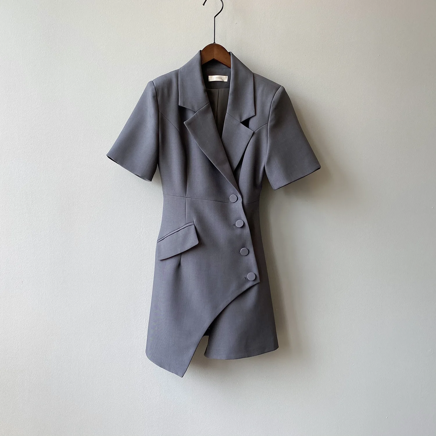Elegant Short-sleeve Suit Dress Women 2021 Summer New Asymmetric Button Patch Mini Dress Femme Slim Business Office Blazer Dress
Elegant Short-sleeve Suit Dress Women 2021 Summer New Asymmetric Button Patch Mini Dress Femme Slim Business Office Blazer Dress