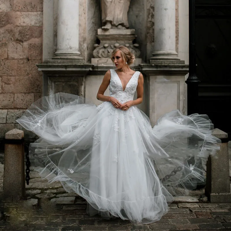 Elegant Sexy V-Neck Wedding Dresses 2021 Court Train Lace Appliques Sleeveless A-Line Backless Bride Robe De Mariée Custom Made
Elegant Sexy V-Neck Wedding Dresses 2021 Court Train Lace Appliques Sleeveless A-Line Backless Bride Robe De Mariée Custom Made