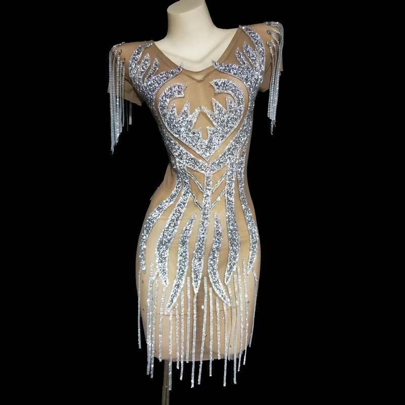 Блестящее серебристое платье стразы из эластичной ткани, короткое платье для женщин на день рождения, сценическое праздничное платье, танцевальное платье для вечеринки, платье для шоу
Блестящее серебристое платье стразы из эластичной ткани, короткое платье для женщин на день рождения, сценическое праздничное платье, танцевальное платье для вечеринки, платье для шоу