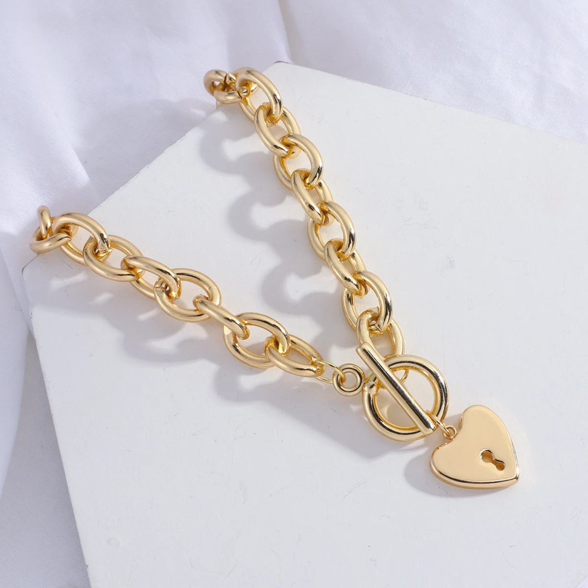 AENSOA Thick Chain Clasp Gold Color Claps Necklaces Heart Pendant Necklaces for Women Minimalist Choker Necklace Hot Jewelry
AENSOA Thick Chain Clasp Gold Color Claps Necklaces Heart Pendant Necklaces for Women Minimalist Choker Necklace Hot Jewelry