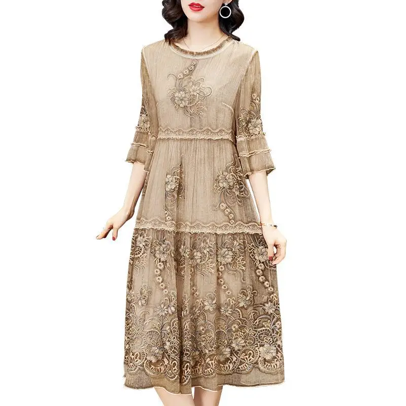 Embroidered Silk Dress Women 2021 New Summer Fashion Loose Trumpet Sleeve Natural Mulberry Silk Dress 
Embroidered Silk Dress Women 2021 New Summer Fashion Loose Trumpet Sleeve Natural Mulberry Silk Dress