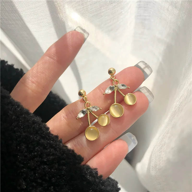 In 2021, the new tide of metal material character small sweet cherry earrings female geometry opal stud earrings
In 2021, the new tide of metal material character small sweet cherry earrings female geometry opal stud earrings
