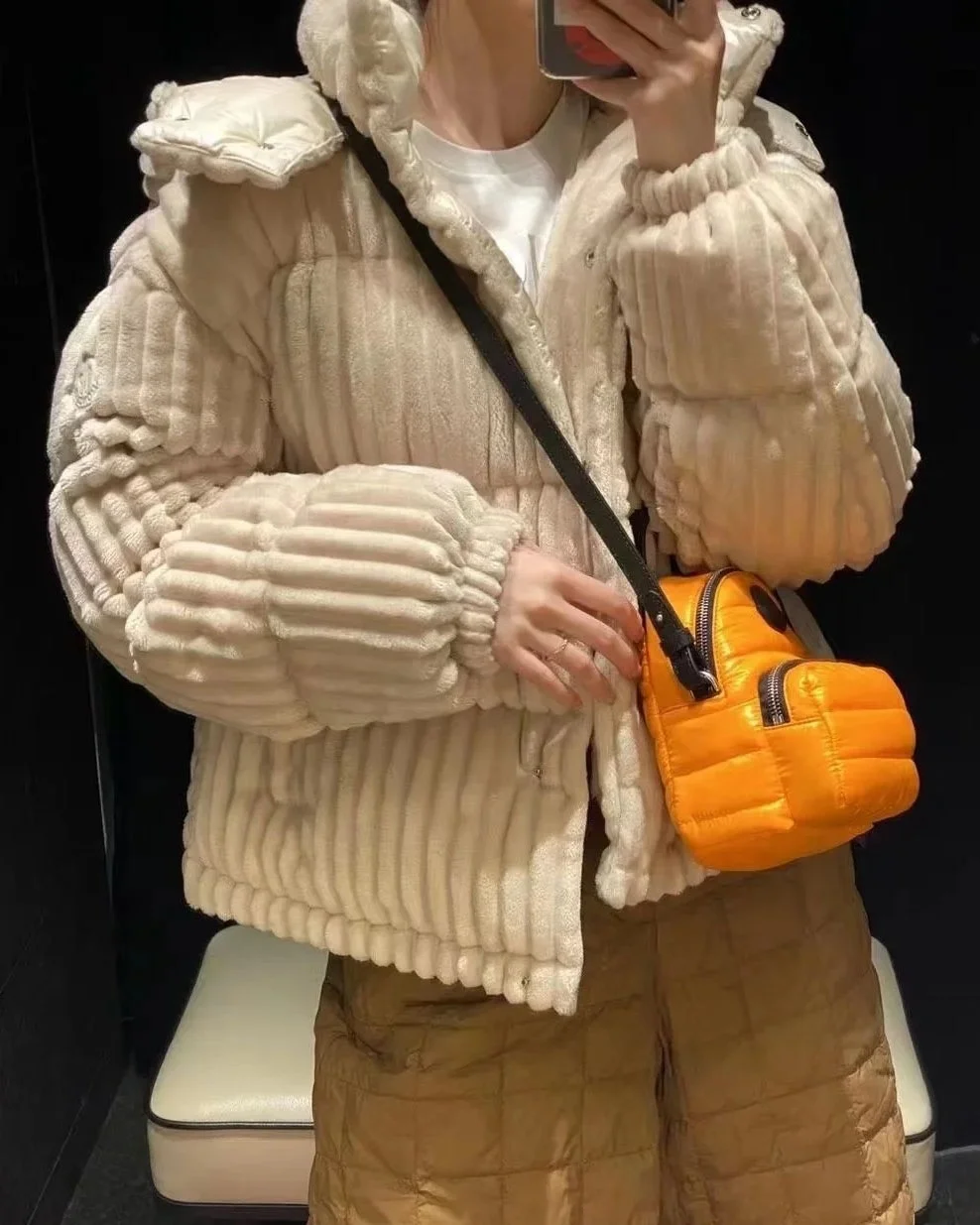 Autumn and winter 2021 women's new hooded velvet loose style Plush white duck down jacket loose fashion
Autumn and winter 2021 women's new hooded velvet loose style Plush white duck down jacket loose fashion