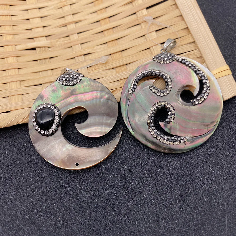 1 Piece of Natural Black Shell Round Hollow Moire Inlaid Diamond Decoration Pendant for Ladies Charm Necklace Earrings Jewelry
1 Piece of Natural Black Shell Round Hollow Moire Inlaid Diamond Decoration Pendant for Ladies Charm Necklace Earrings Jewelry