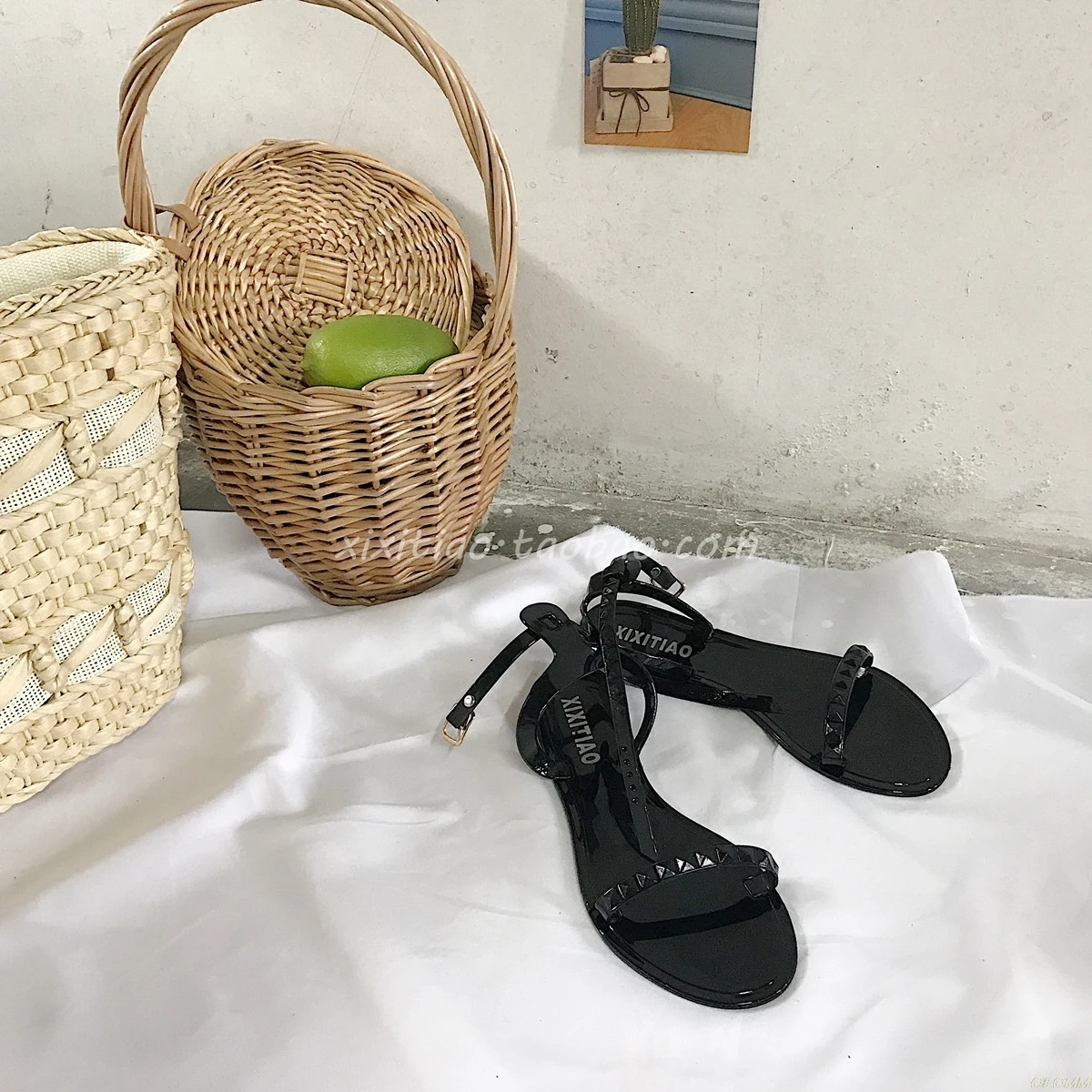 2020 Europe and the United States new rivet jelly plastic sandals women's fashion open toe beach tide
2020 Europe and the United States new rivet jelly plastic sandals women's fashion open toe beach tide