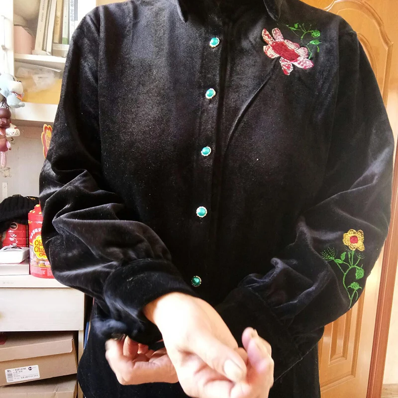 Vintage Embroidered Velvet Shirt Women 2020 Spring Fall Retro Long Sleeve Casual Blouse Elegant Single-Breasted Ladies Base Tops 
Vintage Embroidered Velvet Shirt Women 2020 Spring Fall Retro Long Sleeve Casual Blouse Elegant Single-Breasted Ladies Base Tops