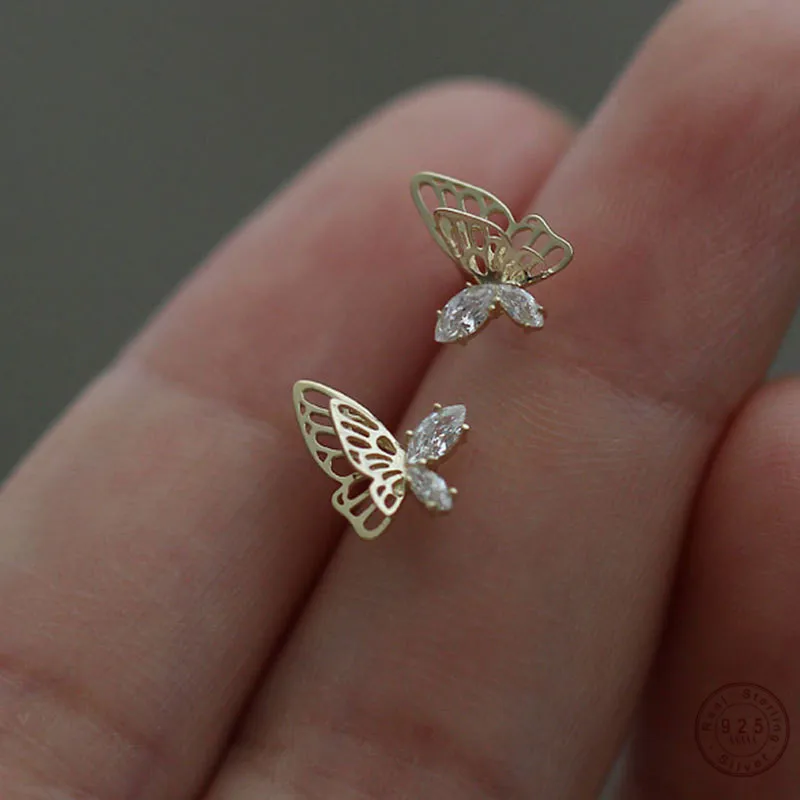 925 Sterling Silver European Simple Asymmetric Hollow Butterfly Stud Earrings Women Inlaid Crystals Exquisite Wedding Jewelry
925 Sterling Silver European Simple Asymmetric Hollow Butterfly Stud Earrings Women Inlaid Crystals Exquisite Wedding Jewelry