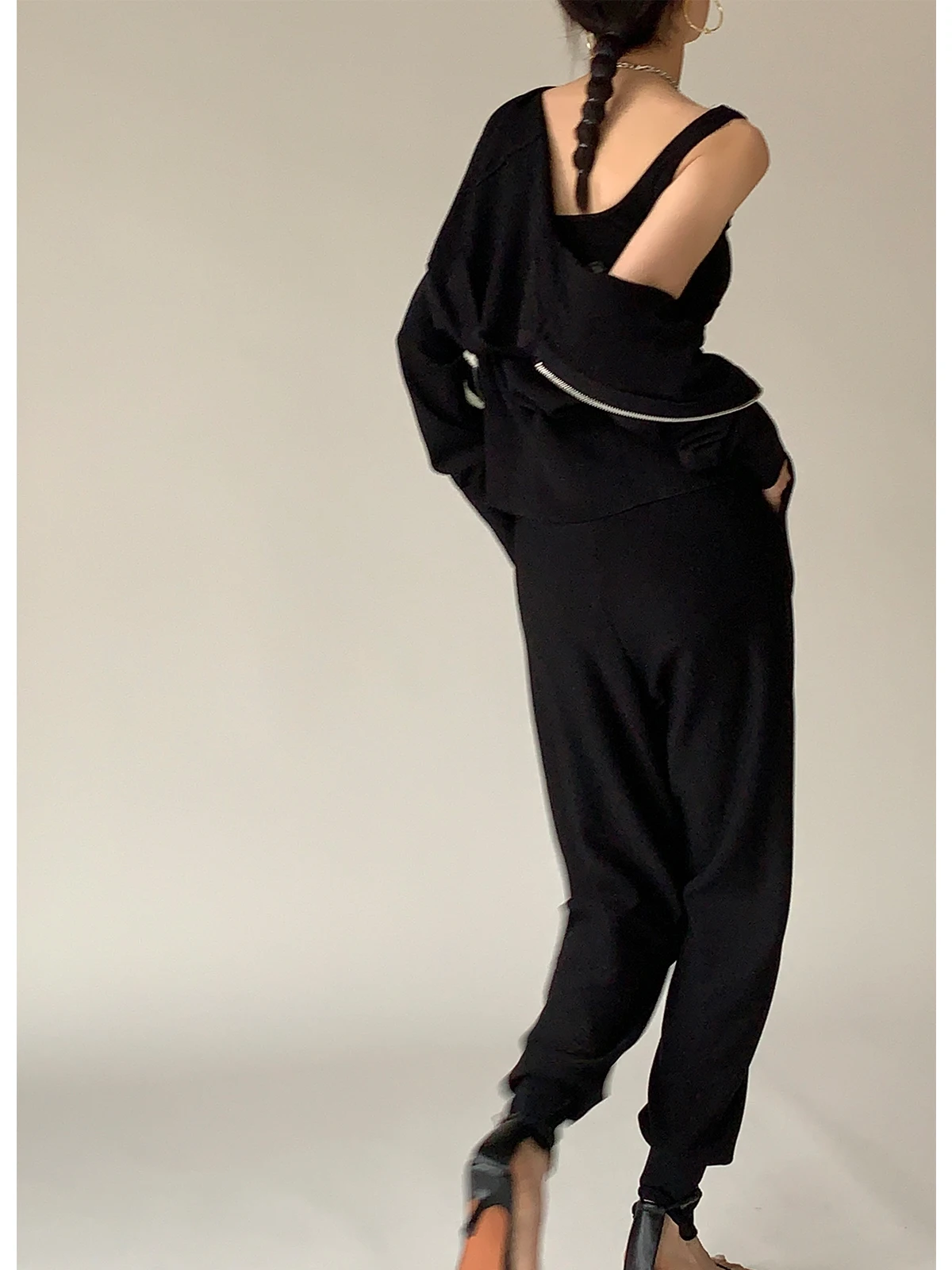 2021 spring products Ice silk knit suit women's casual hooded double zipper sweater + trousers with split feet set ensembles pan
2021 spring products Ice silk knit suit women's casual hooded double zipper sweater + trousers with split feet set ensembles pan