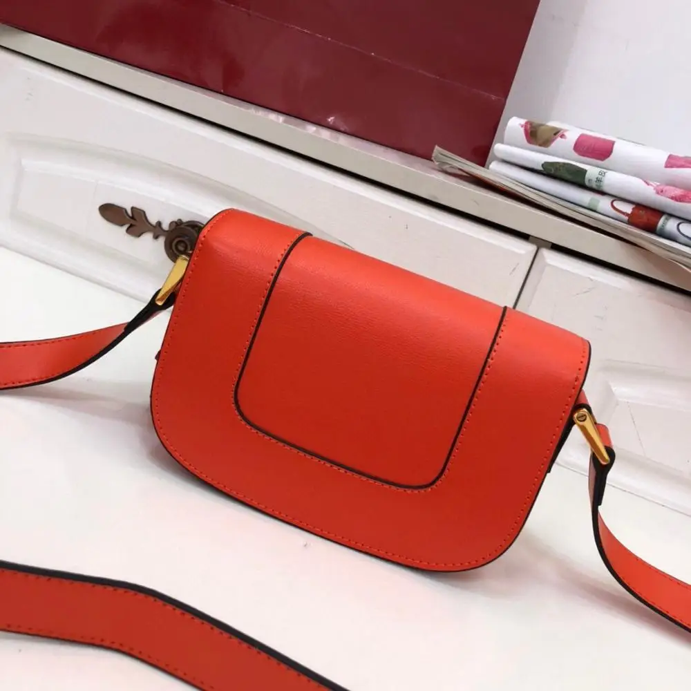 New Letter-V Serpentine Personality Design Bag Saddle Bag Wild Chic Shoulder Messenger Bag for Women Tide Mini Bag
New Letter-V Serpentine Personality Design Bag Saddle Bag Wild Chic Shoulder Messenger Bag for Women Tide Mini Bag