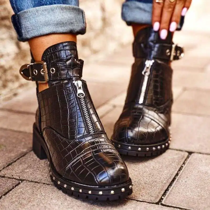 2021 Autumn and Winter New Women Fashion Rivet Pure Black Buckle Zipper Boots Square Heel Short Tube Casual Women Boots 
2021 Autumn and Winter New Women Fashion Rivet Pure Black Buckle Zipper Boots Square Heel Short Tube Casual Women Boots