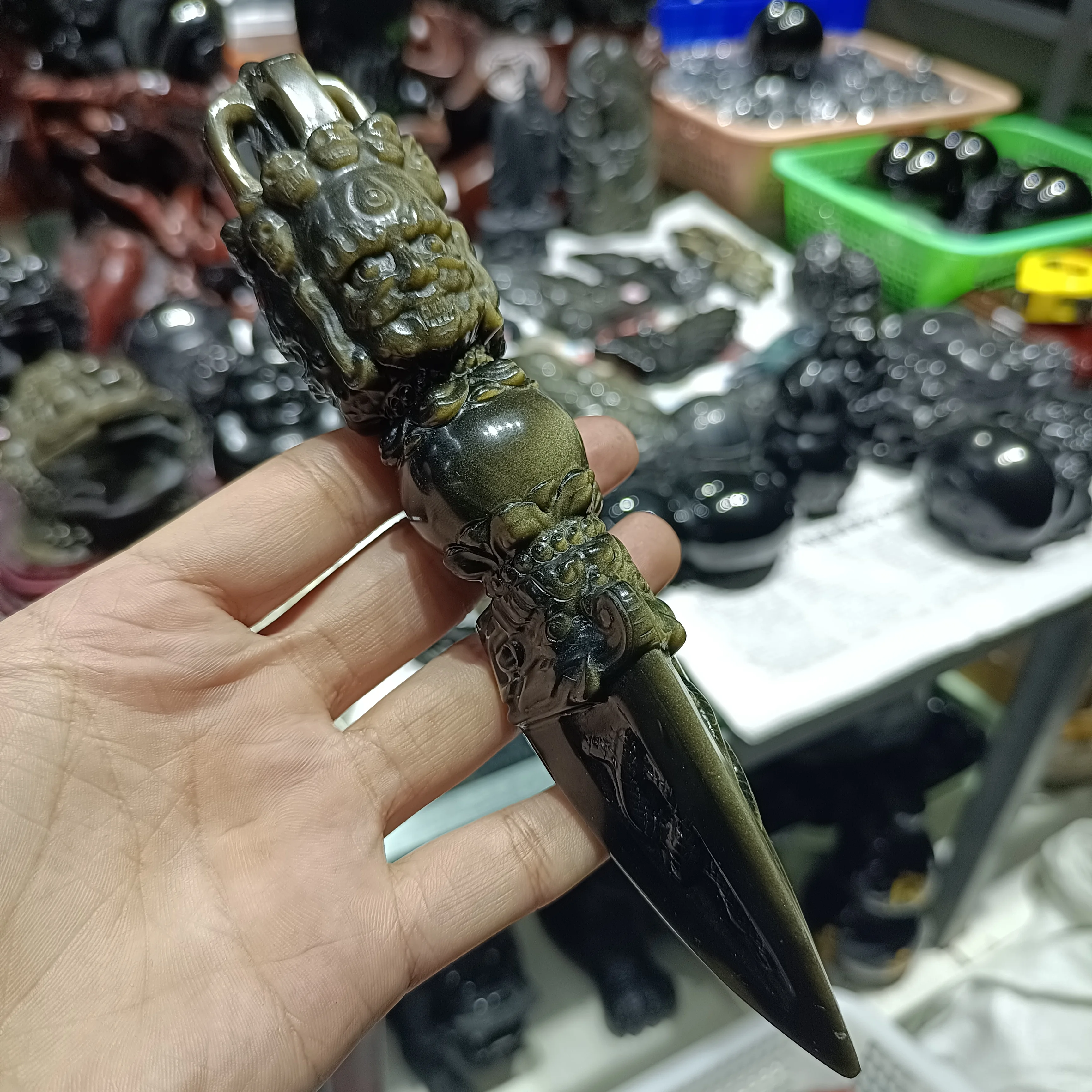 1pc Crystal Dagger Hand Carved natural Gold obsidian human face Three-sided arrow Crafts Healing Crystal Stone Decoration Gifts 
1pc Crystal Dagger Hand Carved natural Gold obsidian human face Three-sided arrow Crafts Healing Crystal Stone Decoration Gifts