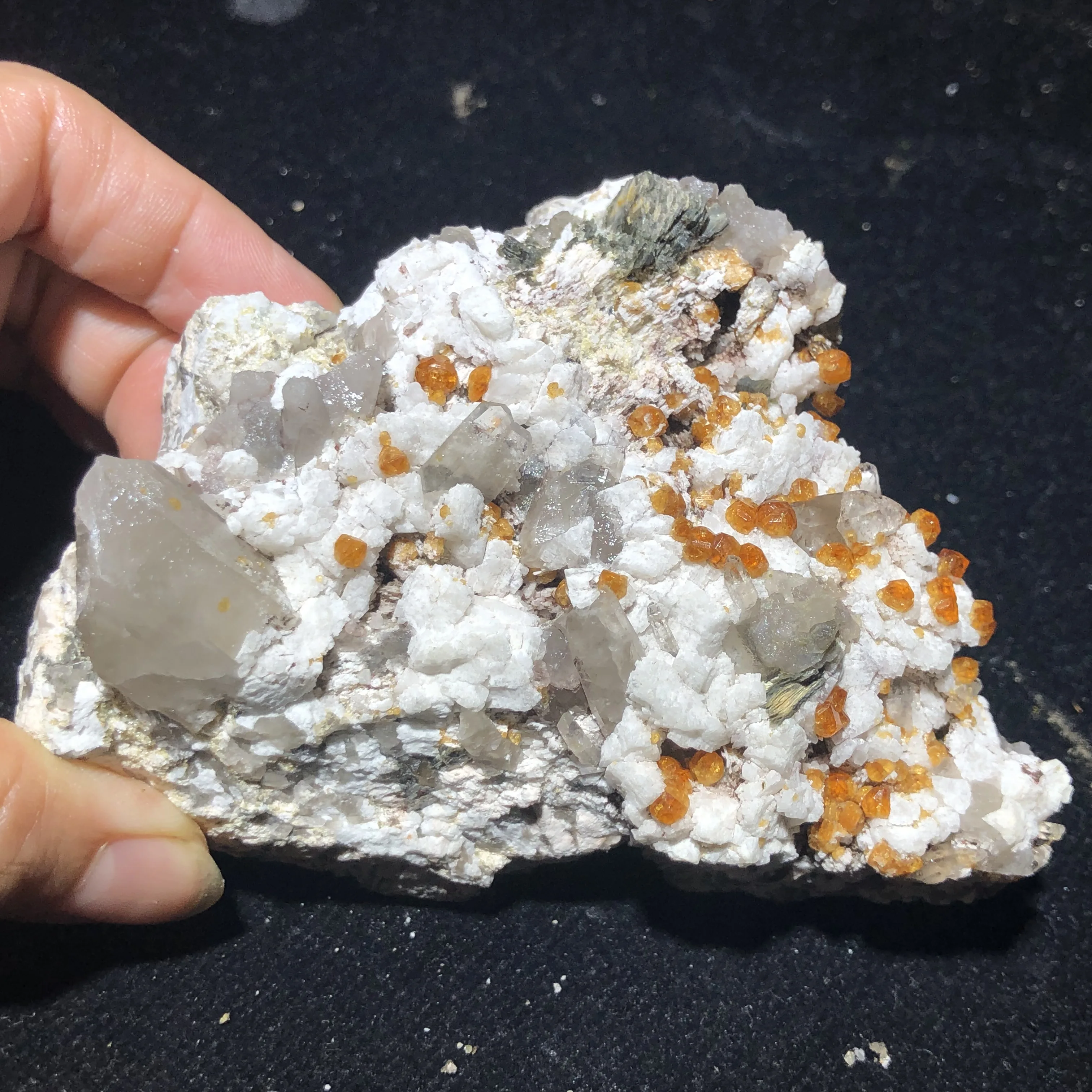 287.4g100% natural crystal with garnet mica intergrowth mineral for home decoration healing energy chakra teaching collection
287.4g100% natural crystal with garnet mica intergrowth mineral for home decoration healing energy chakra teaching collection