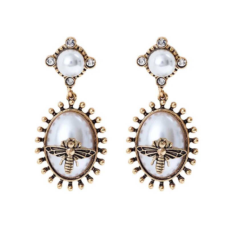 New Exaggerated Fashion Retro Alloy Pearl Bee Earrings Generous Temperament Fine Beauty Earrings
New Exaggerated Fashion Retro Alloy Pearl Bee Earrings Generous Temperament Fine Beauty Earrings