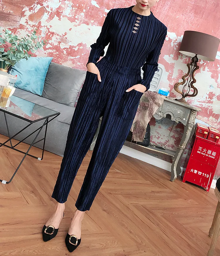 Лидер продаж, модная Однотонная футболка со складками и длинным рукавом, с воротником-стойкой и вырезами + бархатные брюки длиной до щиколотки, женская одежда 
Лидер продаж, модная Однотонная футболка со складками и длинным рукавом, с воротником-стойкой и вырезами + бархатные брюки длиной до щиколотки, женская одежда