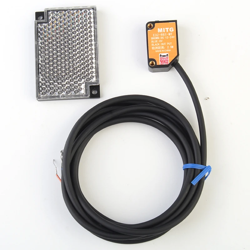 Regressive diffuse photoelectric switch E3Z-R61 sensor with reflective plate sensing distance adjustable by 2.5 meters
Regressive diffuse photoelectric switch E3Z-R61 sensor with reflective plate sensing distance adjustable by 2.5 meters