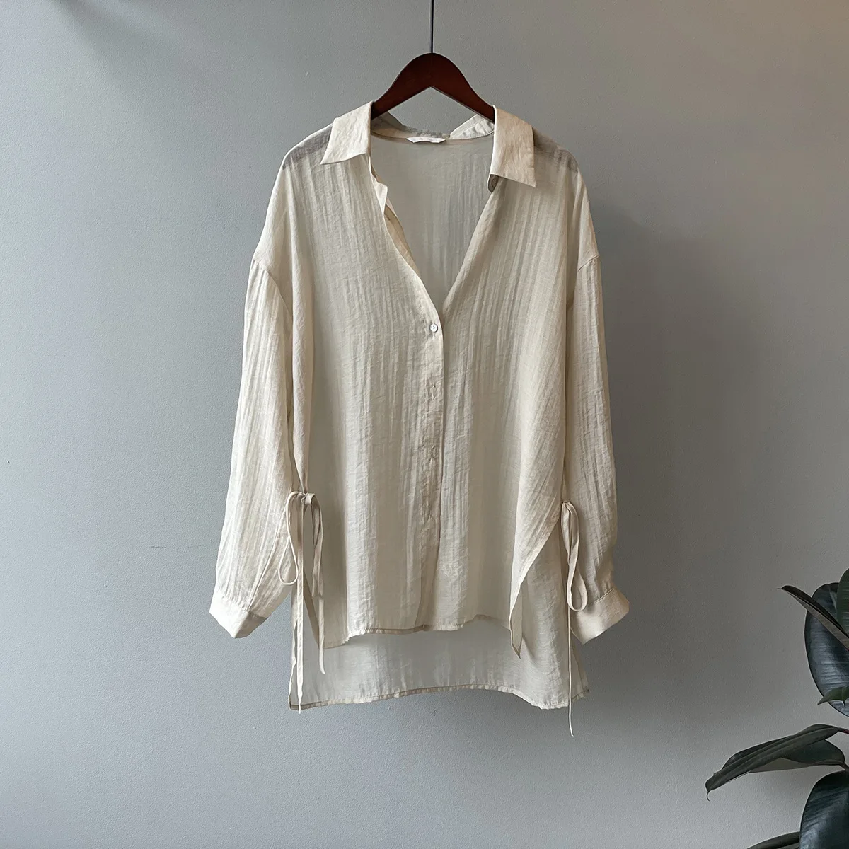 High Quality Tencel Long Sleeved Blouse Woman 2021 Summer New Korean Version Thin Femme Slit Tie Shirt Sun Protection
High Quality Tencel Long Sleeved Blouse Woman 2021 Summer New Korean Version Thin Femme Slit Tie Shirt Sun Protection