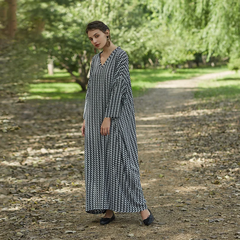 IRINAQ121 Spring Summer 2021 Original Design New Arrivals Black White Print Long Robe Dress Women
IRINAQ121 Spring Summer 2021 Original Design New Arrivals Black White Print Long Robe Dress Women
