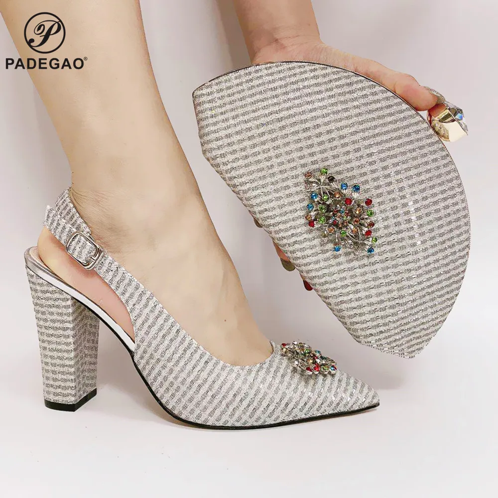 High Quality Gold Color African Designer Shoes and Bag Set To Match Designer Luxury Shoes Women 2020 Nigerian Party Pumps 
High Quality Gold Color African Designer Shoes and Bag Set To Match Designer Luxury Shoes Women 2020 Nigerian Party Pumps