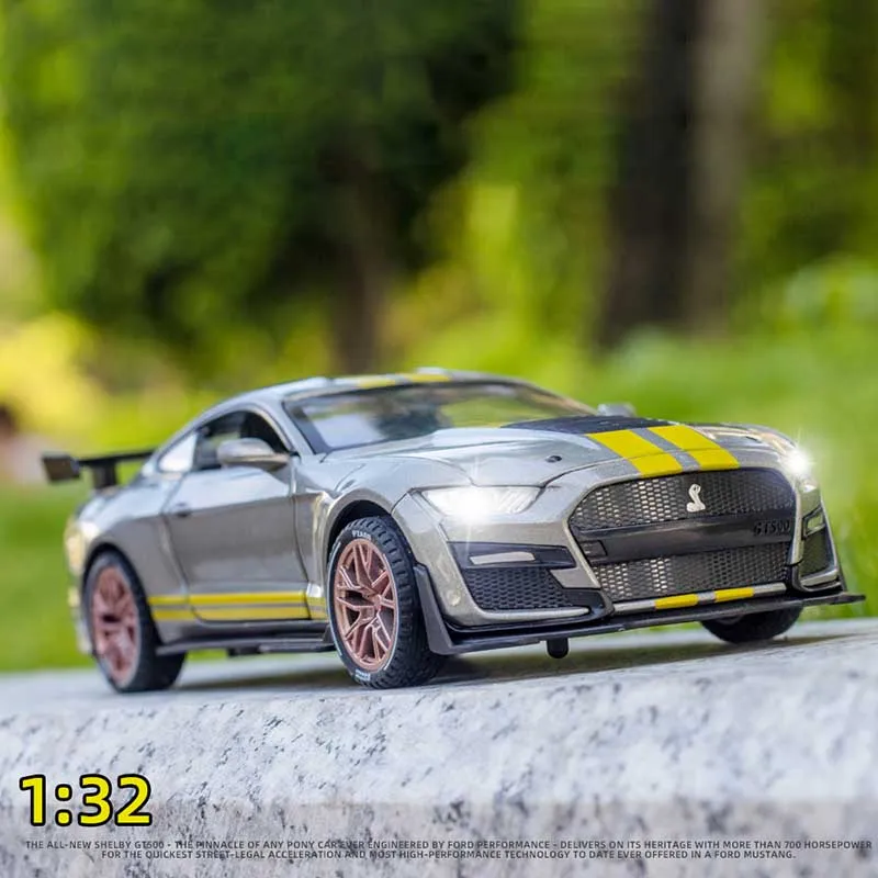 Модель спортивного автомобиля Ford Mustang Shelby GT500 из металлического сплава 1/32 |